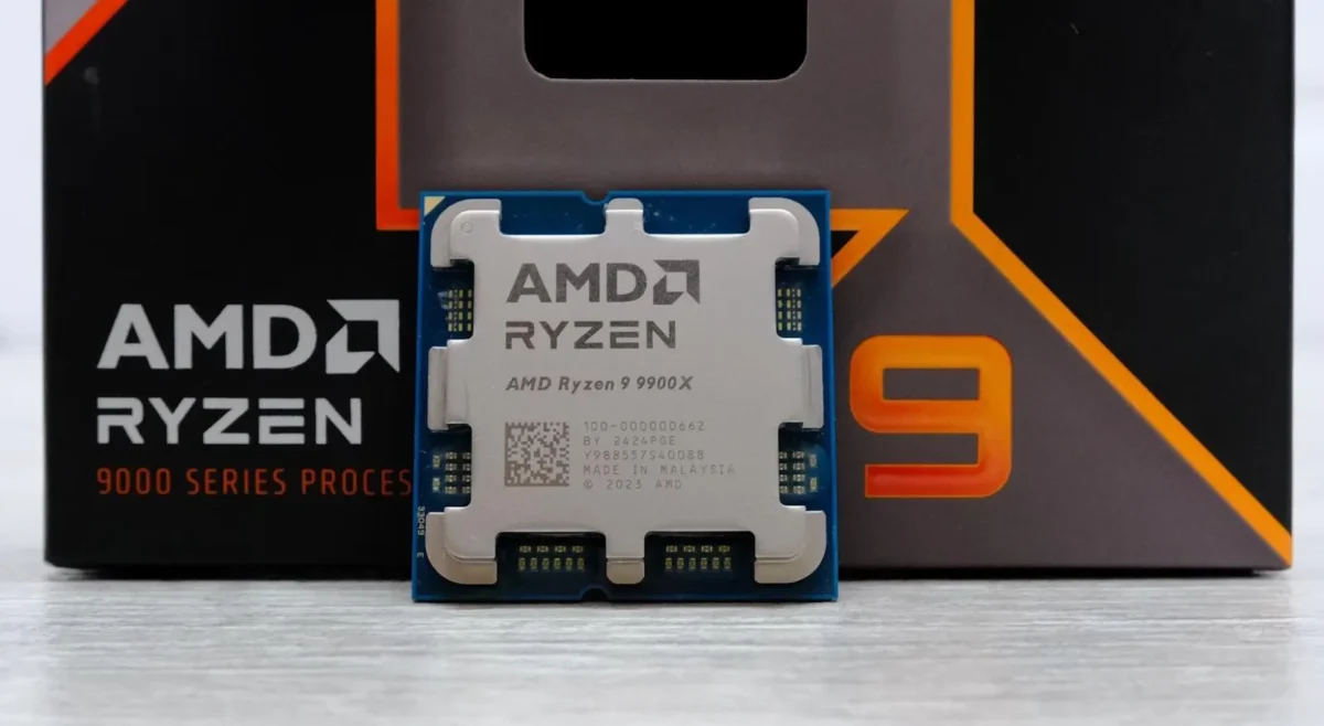 AMD Ryzen 9 9900X – Processeur AM5 avec 12 cœurs, 24 threads jusqu’à 5,6 GHz – Tray 2 AMD Ryzen 9 9900X : Performances optimisées pour les applications professionnelles Le AMD Ryzen 9 9900X est conçu pour offrir des performances exceptionnelles dans les tâches multitâches et les applications professionnelles. Avec ses 12 cœurs et 24 threads, il permet une gestion efficace des charges de travail intensives. Sa fréquence de base de 4,4 GHz et son boost jusqu’à 5,6 GHz assurent une réactivité optimale. Grâce à la technologie Zen 5, il offre des améliorations significatives en termes de performances par rapport aux générations précédentes. GadgetVersus 🎮 AMD Ryzen 9 9900X : Idéal pour les jeux vidéo Le AMD Ryzen 9 9900X est particulièrement adapté aux joueurs recherchant des performances élevées. Sa technologie Zen 5 permet d’améliorer les performances dans les jeux vidéo, offrant des fréquences d’images plus élevées et une expérience de jeu fluide. Il est compatible avec les cartes mères AM5, offrant ainsi une solution de mise à niveau efficace pour les configurations existantes. Son TDP de 120 W nécessite un système de refroidissement adéquat pour maintenir des performances optimales. 🛠️ AMD Ryzen 9 9900X : Facilité d’intégration et compatibilité AMD Ryzen 9 9900X