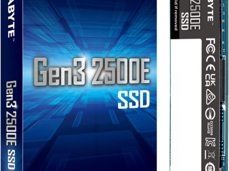 Un SSD GIGABYTE Gen3 2500E 500 Go NVMe M.2 affiché en gros plan, mettant en évidence son design compact et ses connecteurs.