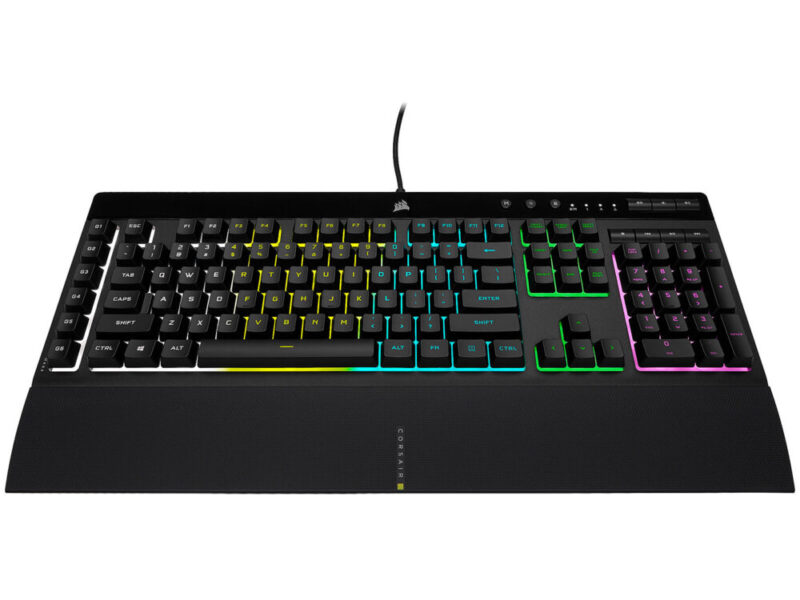 Clavier Corsair K55 RGB PRO illuminé avec rétroéclairage multicolore.